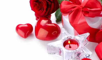 Обои на рабочий стол Подарок на День святого Валентина: коробка с красным  бантом. красная роза, подсвечник в виде прозрачной звезды и сердечки, обои  для рабочего стола, скачать обои, обои бесплатно
