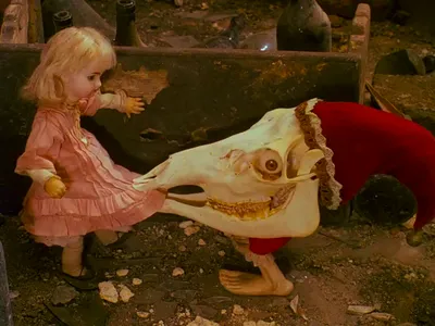 Алиса (1988, ЧССР - Германия - Швейцария, фильм ужасов /  сюрреализм-авангард): Ужасы тесного закутка | Владимир Гордеев | Дзен