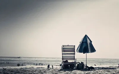 Обои горизонт, пляж, отпуск, черно-белые, радость, песок, побережье,  пейзаж, отдых, наслаждение, зонтик, берег, шезлонг, beach на рабочий стол
