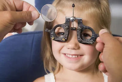 Бесконтактная диагностика зрения у детей с помощью авторефрактометра  Plusoptix A12R