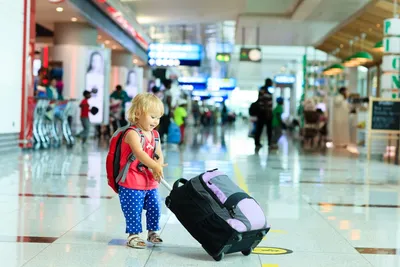 Малыш ждет посадки на самолет в аэропорту Стоковое Фото - изображение  насчитывающей вскользь, самолета: 165639940