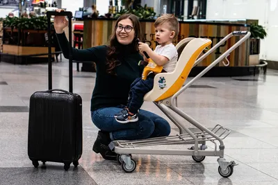 Семья и двое детей веселятся в аэропорту Стоковое Изображение - изображение  насчитывающей отпрыски, перевозка: 158830083