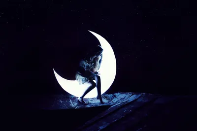 Фото Девушка стоит на луне над водой