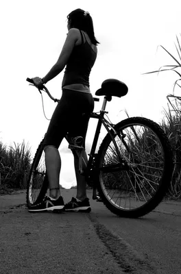 Сексуальная девушка на велосипеде | Велосипед, Велосипедный стиль, Идеи для  фото