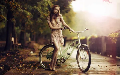 Девушка катается на велосипеде по парку Stock Photo | Adobe Stock