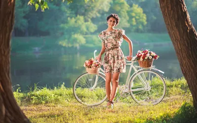 Красивая девушка на велосипеде Стоковое Фото - изображение насчитывающей  наслаждаться, девушка: 188125840