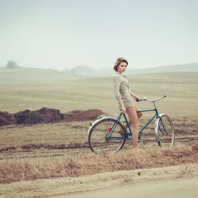 девушка едет на велосипеде по проселочной дороге Stock Photo | Adobe Stock