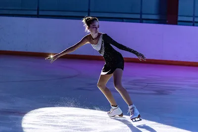 Фигуристка на коньках катается на …» — создано в Шедевруме