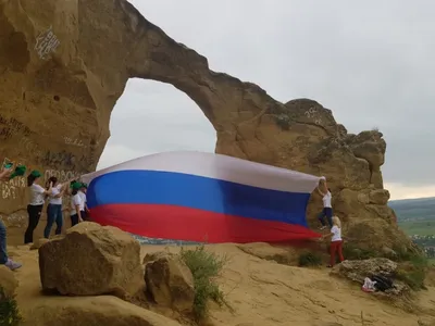 Флаг России на фоне горных вершин кавказа Стоковое Изображение -  изображение насчитывающей кавказ, пики: 176540641