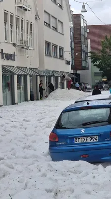 В Германии летний град превратил улицы в каток