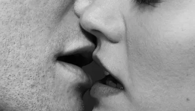 Красивые губы в поцелуе» — создано в Шедевруме