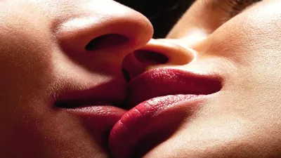 чувствительные губы поцелуи прекрасной сексуальной пары. страсть и  чувственное прикосновение. чувственный поцелуй. Стоковое Фото - изображение  насчитывающей чувственно, губы: 242827936
