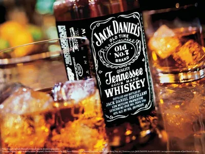 россия июнь 12 2021 стеклянная бутылка виски Jack Daniels Tennessee на  закате дерево тонировка фон Редакционное Стоковое Фото - изображение  насчитывающей тонизировать, богато: 222079898