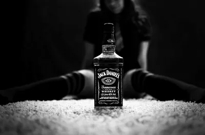 Обои на рабочий стол Девушка с джойстиком пьет через трубочку виски Jack  Daniels из бутылки, by Ehsan Taheri, обои для рабочего стола, скачать обои,  обои бесплатно