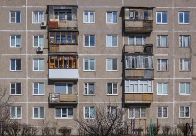 Старые жилые многоэтажки района Щукино на фоне новых зданий жилого  комплекса в Москве Stock Photo | Adobe Stock