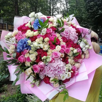 Кустовые розы с гортензией в букете от 51 шт. за 17 090 руб. | Бесплатная  доставка цветов по Москве