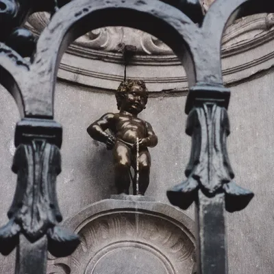 15 нарядов «Писающего мальчика» и почему брюссельцы постоянно переодевают  статую | TravelAsk | Дзен