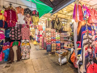 Лучшие уличные рынки в Гонконге, где можно выгодно купить сувениры | Hong  Kong Tourism Board