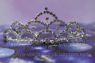 Смотрите здесь Счастливой красивой молодой женщины конкурс красоты с короной  показывает руки указывающие на бок вверх - изолирова Стоковое Изображение -  изображение насчитывающей шикарно, принцесса: 145338381