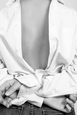 Чёрно-белое фото спина | Белая рубашка, Черно-белое фото, Фотосессия