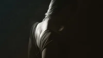 Черно-белая фотография девушки со спины | Обои для телефона