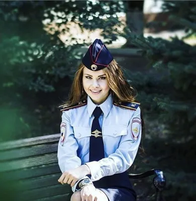 Обои на рабочий стол Девушка в полицейской форме и белой юбке у двери, обои  для рабочего стола, скачать обои, обои бесплатно