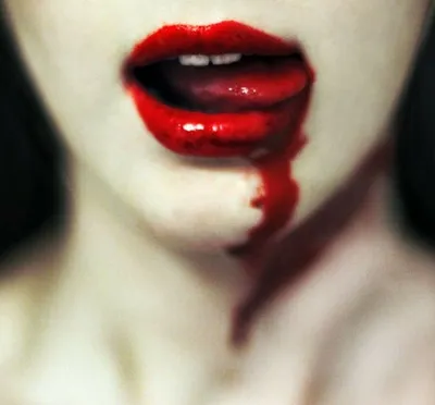 Губы женщины вампира с кровью капания Стоковое Фото - изображение  насчитывающей художничества, опасность: 61296444