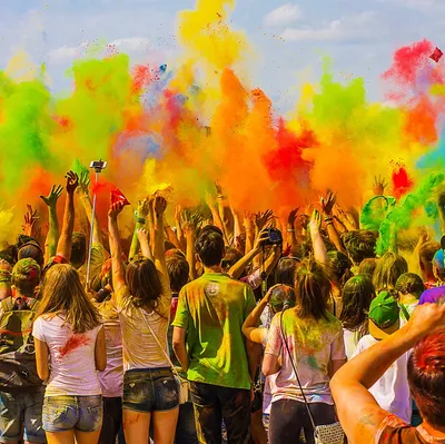 Фестиваль \"Холи\" во Владивостоке: 5 тысяч участников и две тонны  разноцветных красок - PrimaMedia.ru