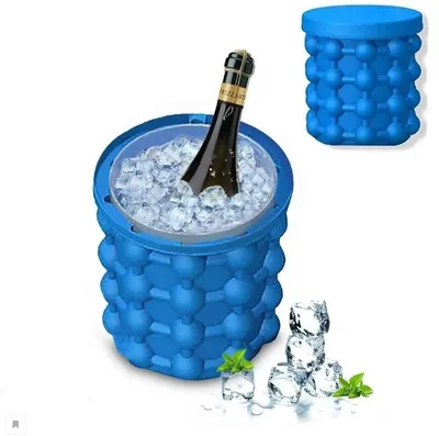 Всплеск воды и кубики льда в стакане. Stock Photo | Adobe Stock