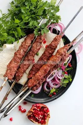 Люля-кебаб с соусом сацебели и маринованным луком по-домашнему рецепт –  Европейская кухня: Основные блюда. «Еда»