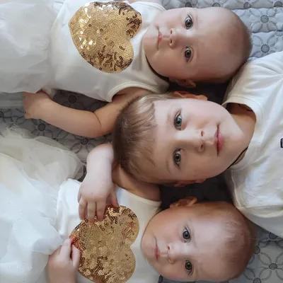Картинка на День матери с детьми и цветами - Скачайте на Davno.ru