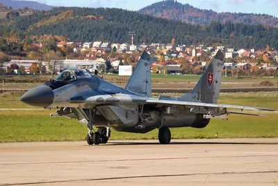 File:MiG-29 38.JPG - Wikimedia Commons