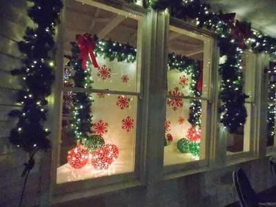 Новогодние украшения на окна и подоконник: выбираем светодиодные гирлянды,  забавные наклейки и элегантные светильники-горки вместе с  интернет-магазином Eli.ru