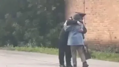 В Кузбассе пьяный мужчина в полицейской форме обнимал прохожих. Видео — РБК
