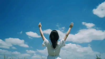 задний вид человека, поднимающего руки к небу Стоковое Фото - изображение  насчитывающей облака, рубашка: 235498874