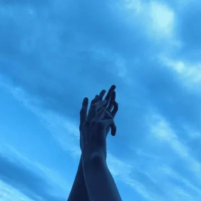женщина тянется к голубому небу с поднятыми руками, девушка, раскинувшая  руки в голубом небе, облако фон картинки и Фото для бесплатной загрузки