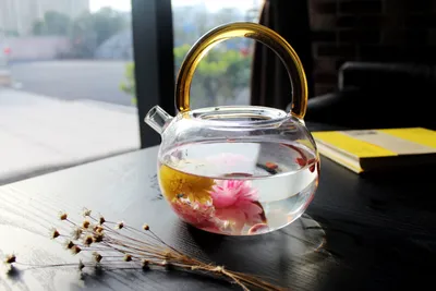 чашка чая с цветами. утренний кофе или утренний чайный план с желтым  маленьким цветком на каменном столе. Стоковое Изображение - изображение  насчитывающей еда, кофе: 233666851