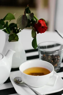 Скинали №2450 - Стеклянные чайник и чашка с экзотическим чаем и цветами на  коричневом фоне - фартук для кухни в Москве