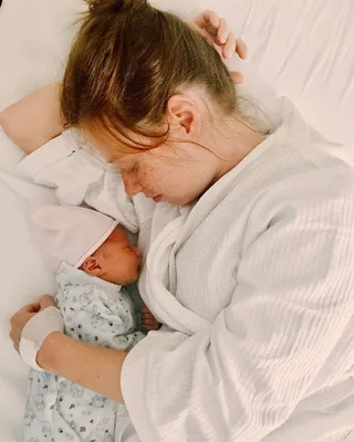 Сразу отлучила от груди? Орлова удивила снимками с новорожденной дочкой |  7Дней.ru | Дзен