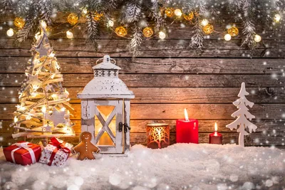 Обои на рабочий стол Дом в огнях среди гор и елок в снегу в Рождество, обои  для рабочего стола, скачать обои, обои бесплатно