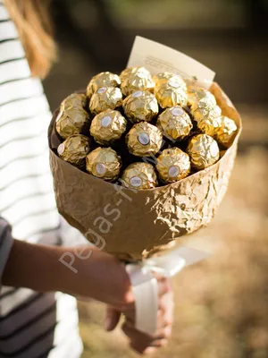 Коробка с шоколадными конфетами, …» — создано в Шедевруме