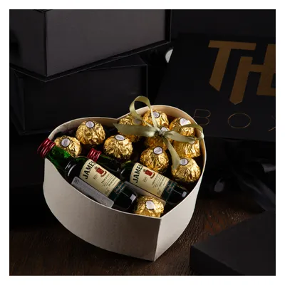 Букет с шоколадными конфетами купить в Москве с доставкой от Пегас фловерс  24 часа