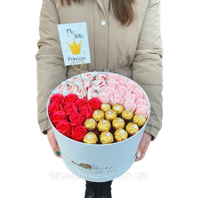 Коробка в форме сердца с вкусными шоколадными конфетами на светлом фоне,  крупным планом :: Стоковая фотография :: Pixel-Shot Studio