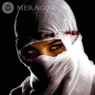 девушка с закрытым вязанным лицом в белом свитере и черным шарфом Стоковое  Фото - изображение насчитывающей смотреть, творческо: 236975242