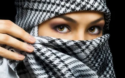 Хиджаб с закрытым лицом, видны …» — создано в Шедевруме