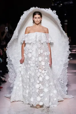 Выбираем свадебное платье на осень 2023 года: большая подборка самых  эффектных моделей