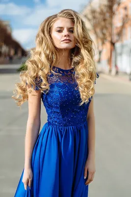 Синее платье в горошек с длинными рукавами