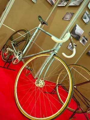 Фантастический дизайн желтого велопедека с моторным велосипед-мутенциклопедом  на батарее современная экология горных велосипедов Стоковое Фото -  изображение насчитывающей цикл, отдых: 163275444
