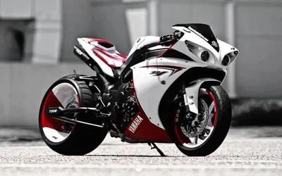 Белый спортивный мотоцикл с золотой …» — создано в Шедевруме