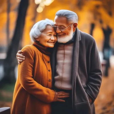 Пожилые пары, сидя на скамейке, любовь, принимая вместе в саду утром  Стоковое Фото - изображение насчитывающей счастье, кавказско: 172069582